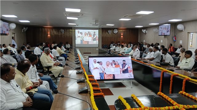 कलेक्ट्रेट सभागार में "मुख्यमंत्री कृषक समृद्धि योजना" एवं "भारत टैक्सी" का शुभारंभ